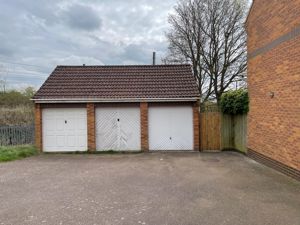 Garage en bloc- click for photo gallery